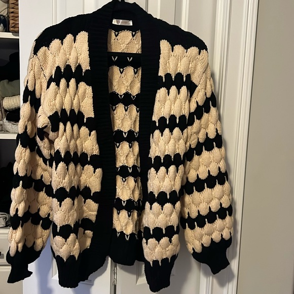 Thick cream and black sweater - Picture 1 of 3